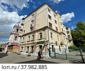 Москва, улица Пятницкая улица, дом 28 со стороны Голиковского переулка (2022 год). Редакционное фото, фотограф Овчинникова Ирина / Фотобанк Лори