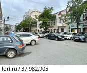 Владивосток. Нехватка парковочных мест на улице Адмирала Фокина летом (2022 год). Редакционное фото, фотограф Овчинникова Ирина / Фотобанк Лори