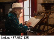A believing Jew reads torah and prays. Стоковое фото, фотограф Irina Kuchugurina/Gaudy / Фотобанк Лори