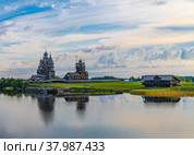 Morning view of the wooden buildings of the Kizhi island from a cruise ship (2021 год). Редакционное фото, фотограф Михаил Аккуратoв / Фотобанк Лори