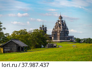 Landscape with wooden buildings on the Kizhi island (2021 год). Редакционное фото, фотограф Михаил Аккуратoв / Фотобанк Лори