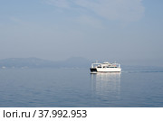 Небольшое морской паром идёт по морю (2018 год). Стоковое фото, фотограф Свитич Олег / Фотобанк Лори