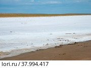 Вид на соленое озеро в степях Республики Калмыкия, Россия. Стоковое фото, фотограф Анна Карасева / Фотобанк Лори