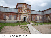 Руины дворца-усадьбы графа С.А. Строганова (XVIII - XIX век). Псковская область, Порховский район, поселок Волышово (2022 год). Стоковое фото, фотограф Анна Карасева / Фотобанк Лори