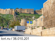 Старая улица Орта-Капа, ведущая к крепости Нарын-Кала. Дербент, Дагестан (2021 год). Редакционное фото, фотограф Анна Карасева / Фотобанк Лори
