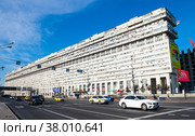 Дом-корабль. Большая Тульская улица, 2. Летнее утро. Москва. Россия (2022 год). Редакционное фото, фотограф E. O. / Фотобанк Лори