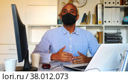 Businessman in protective mask makes notes in the document. Стоковое видео, видеограф Яков Филимонов / Фотобанк Лори