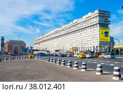 Вид на дом-корабль. Большая Тульская улица, 2. Летнее утро. Москва. Россия (2022 год). Редакционное фото, фотограф E. O. / Фотобанк Лори