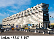 Дом-корабль. Большая Тульская улица. Летнее утро. Москва. Россия (2022 год). Редакционное фото, фотограф E. O. / Фотобанк Лори