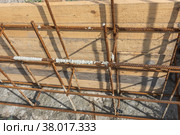 Связанная арматура и смонтированная опалубка ленточного фундамента крупным планом. Стоковое фото, фотограф Иванов Алексей / Фотобанк Лори