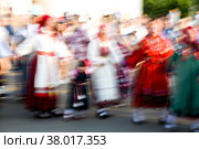 Люди в русских национальных костюмах водят хороводы и поют народные песни в городе Москве, Россия (2022 год). Редакционное фото, фотограф Николай Винокуров / Фотобанк Лори