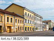 Новоторжская улица. Отель "Губернаторъ". Тверь (2022 год). Редакционное фото, фотограф Александр Щепин / Фотобанк Лори