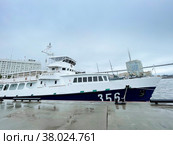 Катер Командующего Тихоокеанского Флота КСВ-356' 'Ураган' в порту Владивостока (2022 год). Редакционное фото, фотограф Овчинникова Ирина / Фотобанк Лори