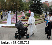 Открытие международного фестиваля уличного искусства "Культурный код 2022" в Балашихе, выставка на улице художника Рина Гри. Редакционное фото, фотограф Дмитрий Неумоин / Фотобанк Лори