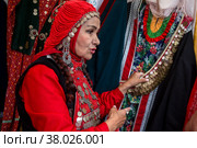 Женщина в башкирском национальном костюме в юрте на площадке V фестивале Русского географического общества в парке Зарядье города Москвы, Россия (2022 год). Редакционное фото, фотограф Николай Винокуров / Фотобанк Лори