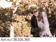 Портрет молодых красивых межрасовых молодоженов на прогулке. Стоковое фото, фотограф Иванов Алексей / Фотобанк Лори