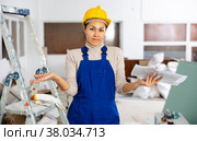 Portrait of questionable woman builder with documentation. Стоковое фото, фотограф Яков Филимонов / Фотобанк Лори
