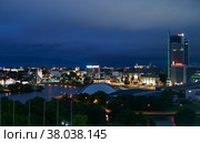 Minsk city centre with the Svisloch River at night, Belarus (2022 год). Редакционное фото, фотограф Алексей Кузнецов / Фотобанк Лори