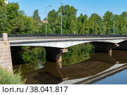 Мост Шаумяна, отражающийся в реке Охте. Санкт-Петербург (2022 год). Редакционное фото, фотограф Румянцева Наталия / Фотобанк Лори