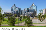 Бизнес центр Нурлы Тау в Алма-Ате (2022 год). Редакционное фото, фотограф Михаил Старшов / Фотобанк Лори