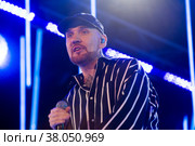 Певец Звонкий (Андрей Лысков) выступает во время концерта на церемонии закрытия Всероссийской спартакиады по летним видам спорта на Фестивальной площади олимпийского комплекса "Лужники" города Москвы, Россия (2022 год). Редакционное фото, фотограф Николай Винокуров / Фотобанк Лори