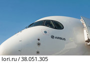 Пассажирский широкофюзеляжный двухдвигательный самолёт Airbus A350-900 XWB с регистрационным номером F-WWCF на Международном авиасалоне МАКС-2019 в Жуковском, Россия, вид на остекление кабины пилотов. Редакционное фото, фотограф Малышев Андрей / Фотобанк Лори
