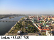 Вид на город Пхеньян, Северная Корея и реку Тэдонган (2019 год). Стоковое фото, фотограф Римма Тельнова / Фотобанк Лори
