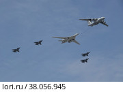 Имитация дозаправки в воздухе самолетов Ил-78 и Ту-160 в сопровождении истребителей МиГ-31 над Красной площадью Москвы во время генеральной репетиции воздушного парада Победы (2022 год). Редакционное фото, фотограф Free Wind / Фотобанк Лори