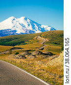 A beautiful bend of the road through the green hills of the Caucasus to Elbrus (2021 год). Редакционное фото, фотограф Татьяна Лобанова / Фотобанк Лори