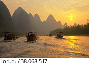 The gorgeous Li (Lijiang) River with green karst hills. All arriving tourists should take river trips on traditional bamboo rafts in the evening at sunset. Unusual natural park. Tourism in beautiful places in China (2011 год). Стоковое фото, фотограф Виктория Катьянова / Фотобанк Лори