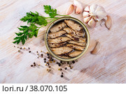 Sprats in oil with peppercorn, garlic, parsley. Стоковое фото, фотограф Яков Филимонов / Фотобанк Лори