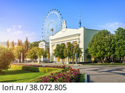 Павильон 10 Молдова и Колесо Обозрения, ВДНХ, Москва (2022 год). Стоковое фото, фотограф Baturina Yuliya / Фотобанк Лори