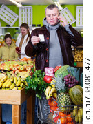 Man specifying shopping list in store. Стоковое фото, фотограф Яков Филимонов / Фотобанк Лори