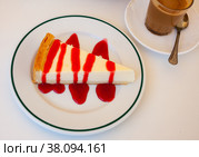 Slice of cheesecake Tarta de queso with strawberry jam. Стоковое фото, фотограф Яков Филимонов / Фотобанк Лори