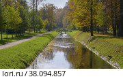 Петергоф, парк Александрия осенью. Канал парка с утками. Peterhof, Alexandria Park in autumn. The canal of the park with ducks. (2021 год). Редакционное видео, видеограф Евгений Романов / Фотобанк Лори