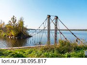 Старый подвесной мост на заградительный мол. Шлиссельбург, Ленинградская область (2020 год). Стоковое фото, фотограф Александр Щепин / Фотобанк Лори