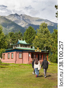 ARSHAN VILLAGE, BURYATIA, TUNKINSKIY DISTRICT, RUSSIA -  August 14, 2022: Tourists visit the Buddhist datsan Bodhidharma in the resort village of Arshan in the Tunka foothill valley. Редакционное фото, фотограф Виктория Катьянова / Фотобанк Лори