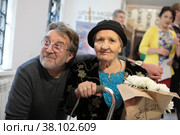 Актёр Леонид Ярмольник и художник Катя Медведева на открытии выставки "Вселенная Кати Медведевой" (2022 год). Редакционное фото, фотограф Дмитрий Неумоин / Фотобанк Лори