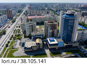 Административно-офисное здание. Улица Пермякова, разделяющая 3 и 4 микрорайоны. Тюмень (2016 год). Редакционное фото, фотограф Сергей Буторин / Фотобанк Лори