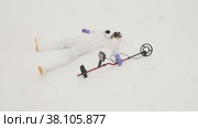 Man in white chemical protection suit holds metal detector. Стоковое видео, видеограф Aleksey Kidisyuk / Фотобанк Лори