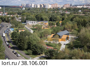 Москва. Парк Яуза. Сквер по улице Северодвинская, вид в сторону Мытищ (2022 год). Редакционное фото, фотограф Елена Орлова / Фотобанк Лори