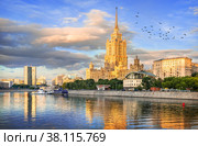 Гостиница Рэдиссон (бывшая гостиница Украина) и птицы, Москва-река, Москва (2017 год). Редакционное фото, фотограф Baturina Yuliya / Фотобанк Лори