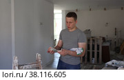 Teenage boy counting earned money for part-time work. Стоковое видео, видеограф Яков Филимонов / Фотобанк Лори