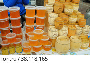 Продажа медовой продукции на ярмарке в Калининграде (2022 год). Редакционное фото, фотограф Ольга Дмитренко / Фотобанк Лори