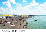 Отдыхающие на пляже в Новофедоровке (2022 год). Редакционное фото, фотограф Макаров Алексей / Фотобанк Лори