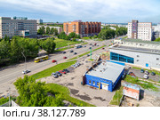 Urban landscape transport moves in both directions, the building of the savings bank and the mortgage lending agency (2021 год). Редакционное фото, фотограф Дмитрий Коростылев / Фотобанк Лори