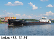 Речное сухогрузное судно проекта 507Б "Волго-Дон 141" на реке Шекса солнечным августовским днем. Череповец, Вологодская область (2022 год). Редакционное фото, фотограф Виктор Карасев / Фотобанк Лори