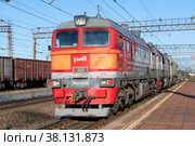 Трехсекционный грузовой тепловоз  3М62У крупным планом солнечным летним днем. Тихвин (2022 год). Редакционное фото, фотограф Виктор Карасев / Фотобанк Лори