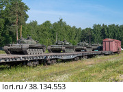 Воинский эшелон с танками Т-72Б3 стоит в тупике солнечным летним днем (2020 год). Редакционное фото, фотограф Виктор Карасев / Фотобанк Лори