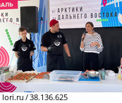 Мастеркласс по приготовлению дальневосточных блюд на Гастрономическом фестивале уличной еды "От Арктики до Дальнего Востока". Россия, город Владивосток (2022 год). Редакционное фото, фотограф Овчинникова Ирина / Фотобанк Лори